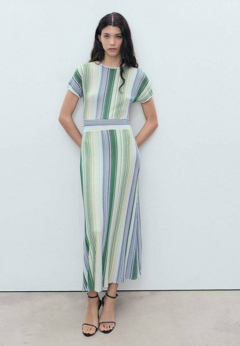 Vestito maxi a righe con maniche corte, caratterizzato da linee verticali nei colori verde, lavanda e beige. Tessuto morbido con vita aderente.