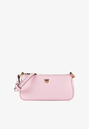 Sac à main rectangulaire en cuir rose clair avec sangle ajustable et petit emblème doré sur le devant, présenté sur fond blanc.