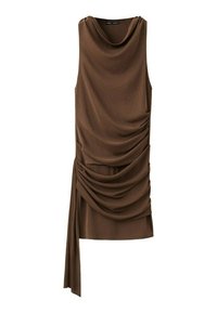 Robe marron sans manches avec un détail de tissu drapé et une longue écharpe asymétrique suspendue sur le côté gauche.