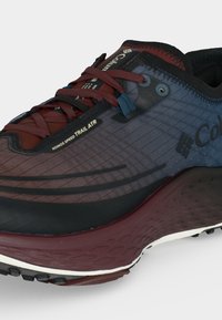 Ανδρικό παπούτσι πεζοπορίας Columbia Konors Speed Trail ATR σε μαύρο και σκούρο κόκκινο με υφή στη σόλα και κλείσιμο με κορδόνια.