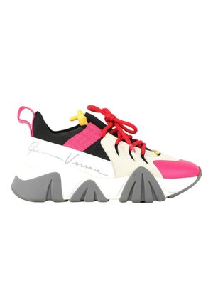 Kraftig sneaker med røde snørebånd, sort og pink overlæg, hvid mellemsål og gråt robust ydersål, med en signatur på sidepanelet.