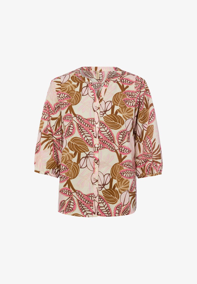 Overhemdblouse met knopen en driekwart mouwen, met een roze en bruine bloemenprint met bladeren op een lichte achtergrond.