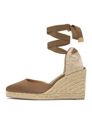 Alpargata cuña marrón con suela de yute trenzado y lazo para atar en el tobillo, punta cerrada y panel trasero tejido.