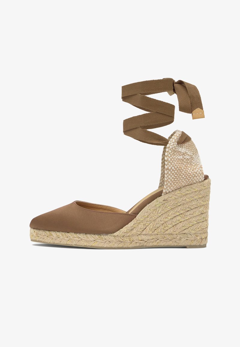 Espadrille compensée marron avec semelle en jute tressée et lien à nouer à la cheville, bout fermé et panneau tissé au talon.