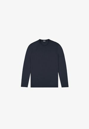 Chemise à manches longues navy en tissu doux ; dotée d'un col rond et d'une coupe droite avec des coutures minimales et sans motifs ni accents.