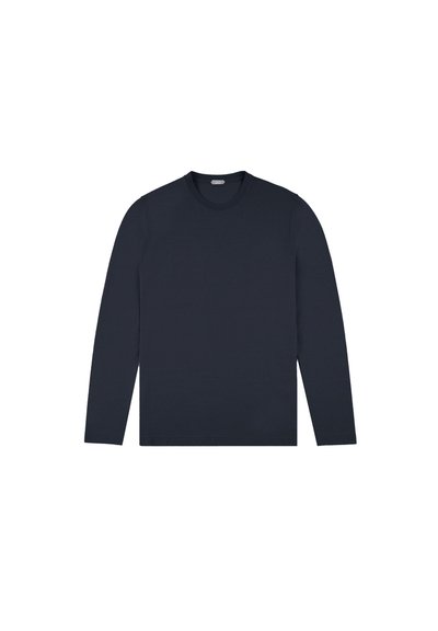 Chemise à manches longues navy en tissu doux ; dotée d'un col rond et d'une coupe droite avec des coutures minimales et sans motifs ni accents.
