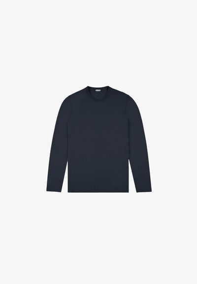 Chemise à manches longues navy en tissu doux ; dotée d'un col rond et d'une coupe droite avec des coutures minimales et sans motifs ni accents.