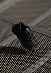adidas Originals - OZWEEGO - Trainers - core black/carbon Thumbnail Image 1