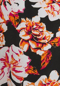 Tessuto nero con un design floreale che presenta grandi rose bianche e vivaci rosa-arancione accompagnate da foglie verdi. Superficie testurizzata con colori a contrasto.