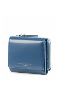 Portefeuille en cuir bleu avec finition polie, logo doré, compartiment zippé et design rectangulaire compact. Présente des coutures visibles et une fermeture à clip.