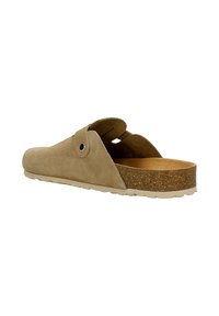Zoccolo in suede beige con sottopiede in sughero, profilo basso, punta arrotondata e apertura sul retro. Presenta un dettaglio di cucitura e un piccolo bottone nero decorativo.