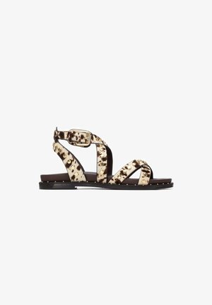 Carmela, SANDALIA DE MUJER PLANO - Sandalias - estampado