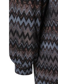 Schwarzer und grauer Pullover mit einem Zickzack-Muster, der metallische Akzente aufweist. Der Stoff ist strukturiert und leicht dehnbar, mit gerafften Bündchen.