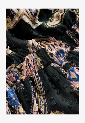 Melna auduma ar rozā, zila un dzeltena paisley rakstiem; satur teksturētas, savāktas daļas un saplēstas malas papildu detaļām.