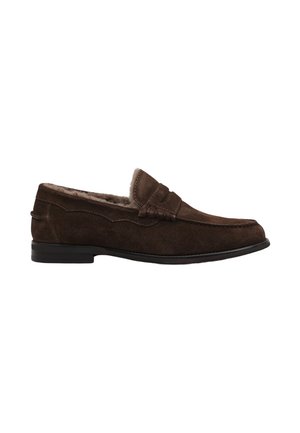 Mocasín marrón de ante para hombre con forro de piel, tacón bajo y detalles cosidos a lo largo de los lados y la parte superior.