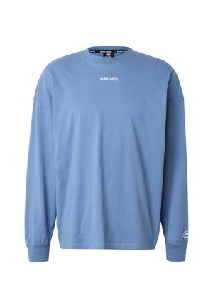 T-shirt bleu clair à manches longues et col rond avec le texte « ecko unltd. » sur la poitrine et un petit logo sur le poignet gauche.