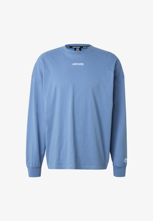 T-shirt bleu clair à manches longues et col rond avec le texte « ecko unltd. » sur la poitrine et un petit logo sur le poignet gauche.