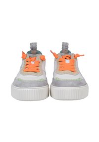 Weiße und graue Sneakers mit einem strukturierten Obermaterial aus Leinen, orangen elastischen Schnürsenkeln und einem gemusterten Design; verfügen über eine dicke, gerippte Sohle.