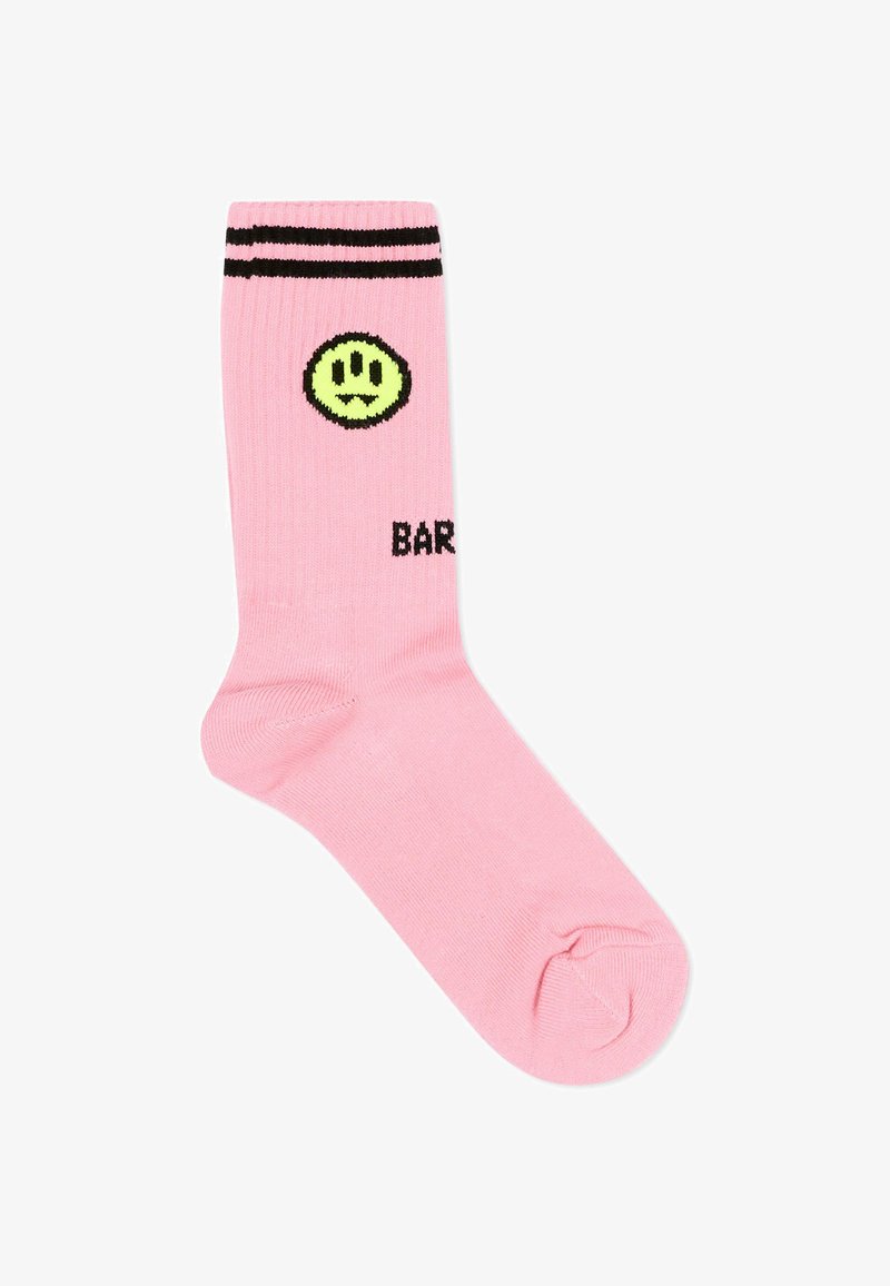 Chaussette montante rose avec deux bandes noires en haut, un visage souriant jaune-vert avec des crocs près du bord-côte, et un texte partiel noir "BAR".