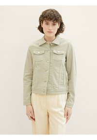 Hellgrüne Jeansjacke mit Kragen, zwei Brusttaschen und durchgehendem Knopfverschluss. Verfügt über lange Ärmel und eine dezente Textur.