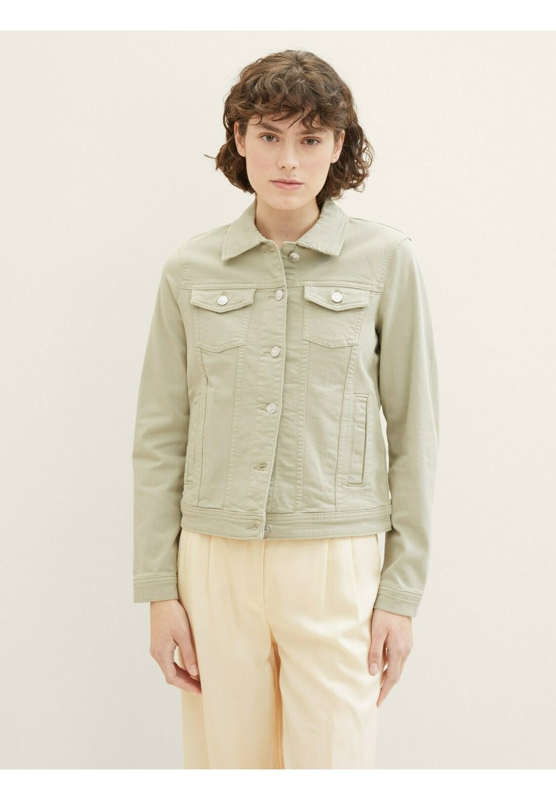 Hellgrüne Jeansjacke mit Kragen, zwei Brusttaschen und durchgehendem Knopfverschluss. Verfügt über lange Ärmel und eine dezente Textur.