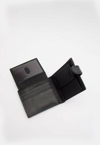 Portafoglio in pelle nera con finitura texture, dotato di più slot per carte, una finestra trasparente per l'ID e una chiusura a scatto. La visualizzazione aperta mostra il layout interno.