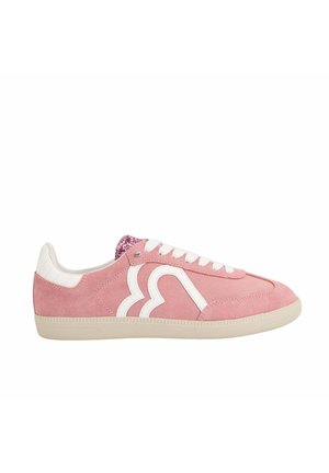 Baskets en daim rose avec des accents en cuir blanc. Elles présentent un bout arrondi, des lacets et une semelle en caoutchouc texturée. Le design notable inclut un motif blanc incurvé.