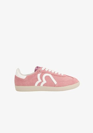 Roze suede sneaker met witte leren accenten. Beschikt over een ronde neus, veters en een gestructureerde rubberen zool. Opvallend ontwerp heeft een gebogen wit patroon.