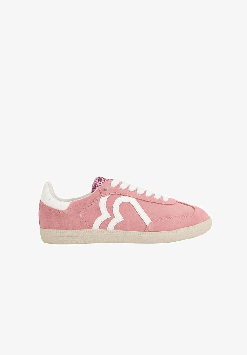 Baskets en daim rose avec des accents en cuir blanc. Elles présentent un bout arrondi, des lacets et une semelle en caoutchouc texturée. Le design notable inclut un motif blanc incurvé.