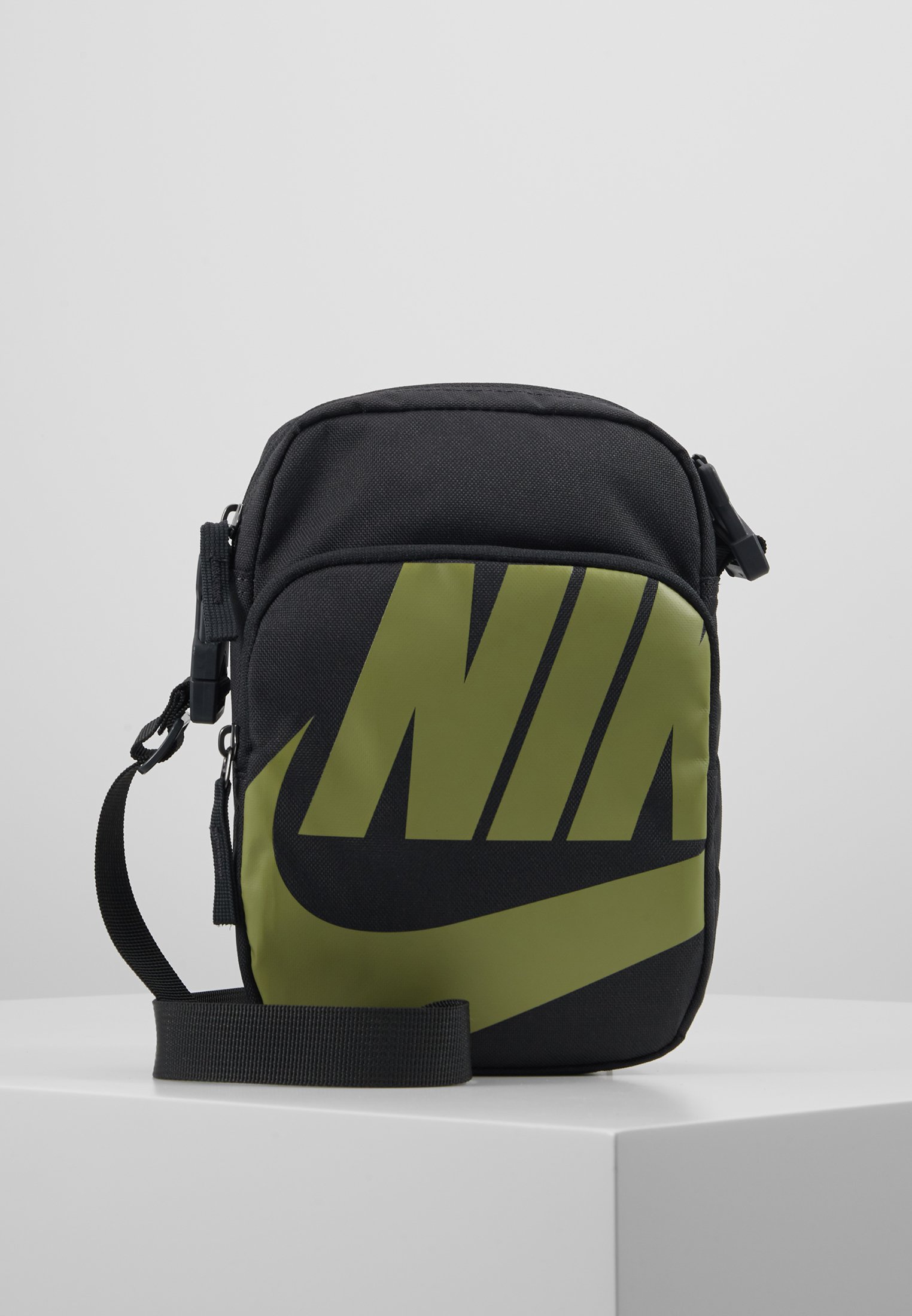 Nike Sportswear NIKE HERITAGE 2.0 Skulderveske dark Esprit AGNES Skulderveske red Zalando.no