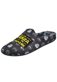 Pantuflas negras con un forro peludo, con un diseño de íconos de stormtroopers y naves espaciales, y un parche amarillo con texto en la parte superior.