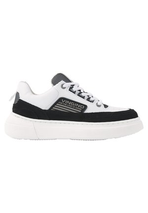 Witte en zwarte sneaker met een chunky zool, gemaakt van leer en mesh, met logo detail aan de zijkant en ronde veters voor een veilige pasvorm.
