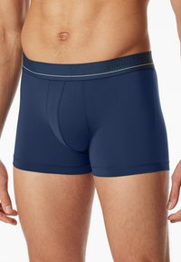 Boxer briefs blu navy con una texture liscia, caratterizzati da una vita a contrasto con il nome del marchio e sottili accenti grigi.