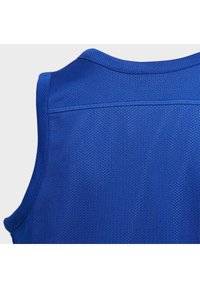 Top de deporte atlético azul hecho de una tela de malla transpirable con una textura suave. Presenta un cuello redondo y tirantes anchos.