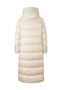 Puffjakke i lys creme med hætte. Har en quiltet design, struktureret finish og knapdetaljer på ærmekanterne.