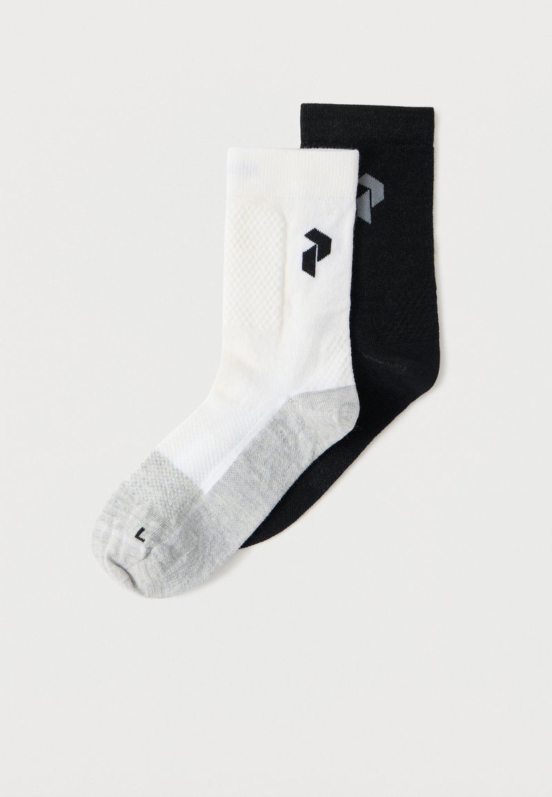 Ένα ζευγάρι κάλτσες τύπου crew, μία λευκή με γκρι μύτη και μαύρο λογότυπο και μία ολοκληρωτικά μαύρη με γκρι λογότυπο, τοποθετημένα επίπεδα σε λευκό φόντο.