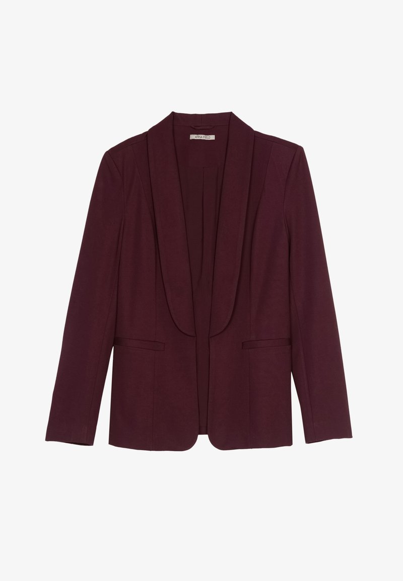 Blazer burdeos con cuello chal, bolsillos frontales dobles y una textura de tela suave. Corte estructurado con mangas largas y sin botones.