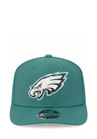 casquette de baseball teal avec un logo d'aigle brodé à l'avant, visière plate et réglable à l'arrière. Le matériau est un tissu lisse avec un design structuré.