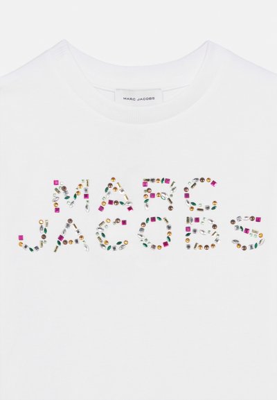 Λευκό βαμβακερό μπλουζάκι με το λογότυπο "MARC JACOBS" σε πολύχρωμες στρας διαφόρων σχημάτων, όπως τετράγωνα, οβάλ και στρογγυλές διακοσμήσεις.