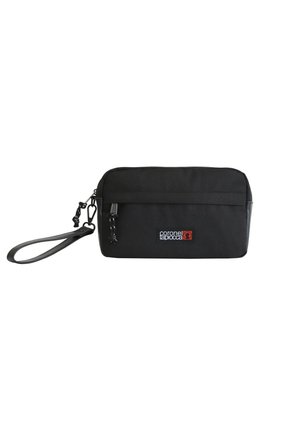 Bolsa de tela negra con textura suave, que cuenta con una parte superior con cremallera, un bolsillo frontal y una correa para la muñeca. Logo mostrado en la parte frontal.