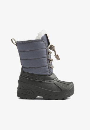 Voděodolná šedá sněžná bota s polstrovaným svrškem, texturovanou gumovou podrážkou a šněrováním vpředu. Má měkkou fleecovou podšívku a poutko pro snadné nazouvání.