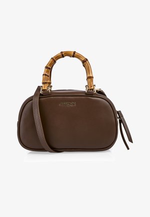 Braune ovale Ledertasche mit Griffen im Bambus-Stil, verstellbarem Schulterriemen und goldenem Markenlogo in der vorderen Mitte.