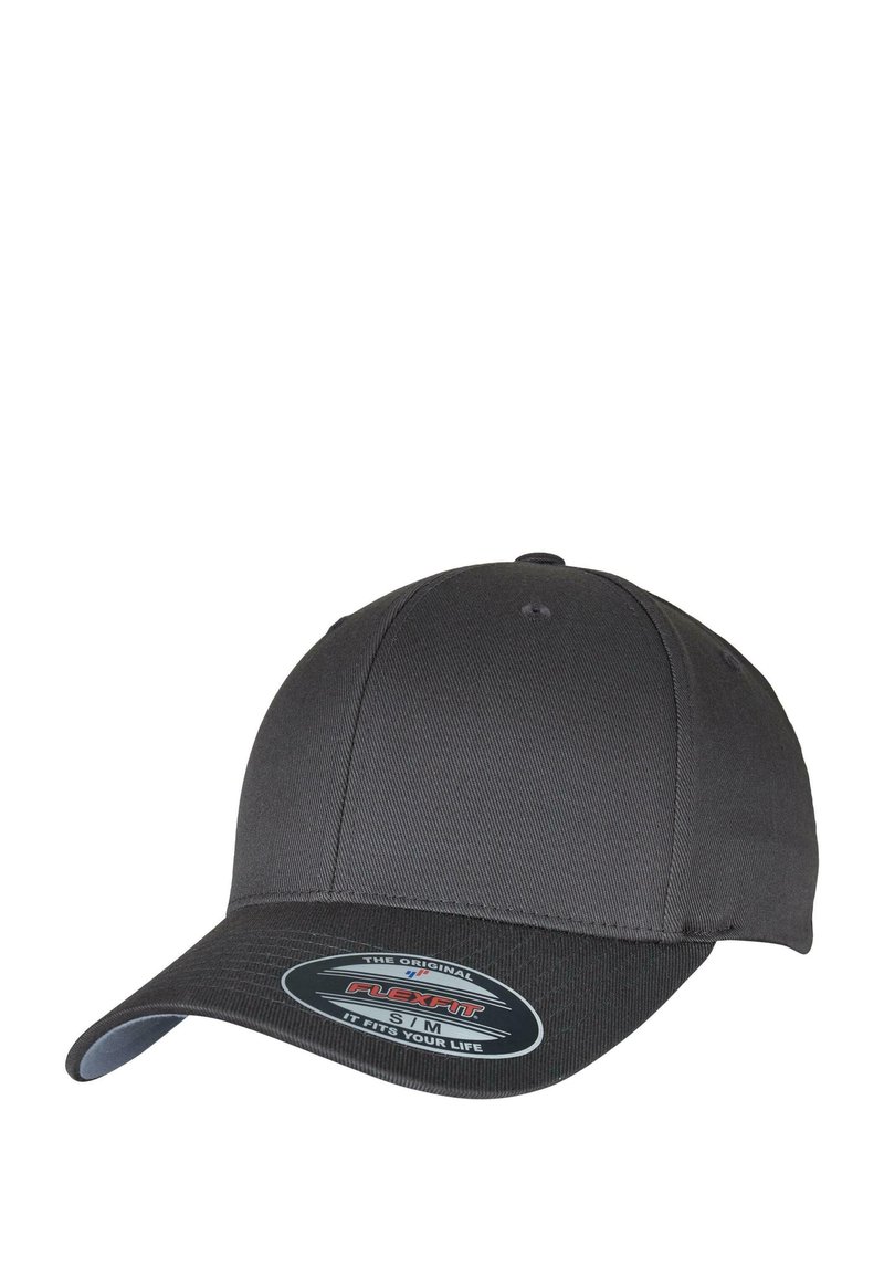 Cappello flexfit grigio scuro con visiera curva, tessuto testurizzato e parte inferiore nera. Presenta un adesivo con logo sul lato della visiera.