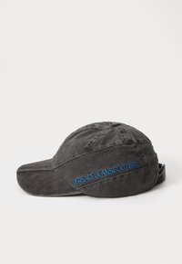 Casquette en denim noir avec un visière incurvée, arborant le logo bleu "VERSACE JEANSCOUTURE" sur le côté, en matériau texturé, et une sangle ajustable à l'arrière.