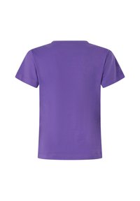 Ljubičasta majica kratkih rukava od mekog materijala, s klasičnim okruglim izrezom i besprijekornim ramenima. Glatka tekstura bez vidljivih uzoraka.