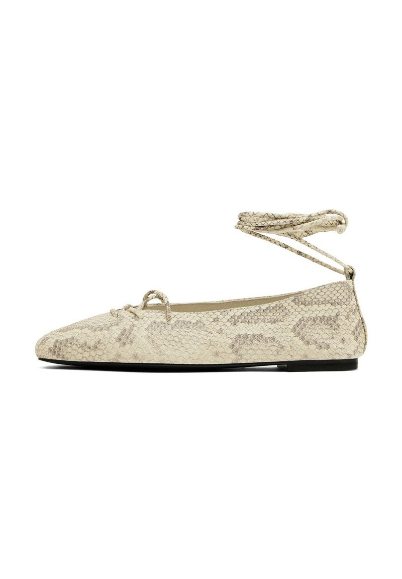 Scarpa piatta in un motivo rettile beige neutro, con punta a lingua e cinturini alla caviglia. Texture liscia con un dettagliato fiocco sicuro sulla parte anteriore.
