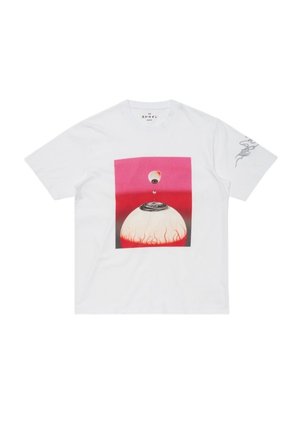 T-shirt bianca con una grafica di un bulbo oculare sopra un grande semicerchio con vene rosse su uno sfondo sfumato rosso-rosa, con un piccolo tatuaggio sulla manica.