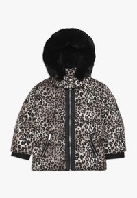 Přiléhavá leopardí bunda s černou umělou kožešinou na kapuci. Obsahuje boční kapsy na zip a přední zipový uzávěr. Barevné schéma zahrnuje béžovou a černou.