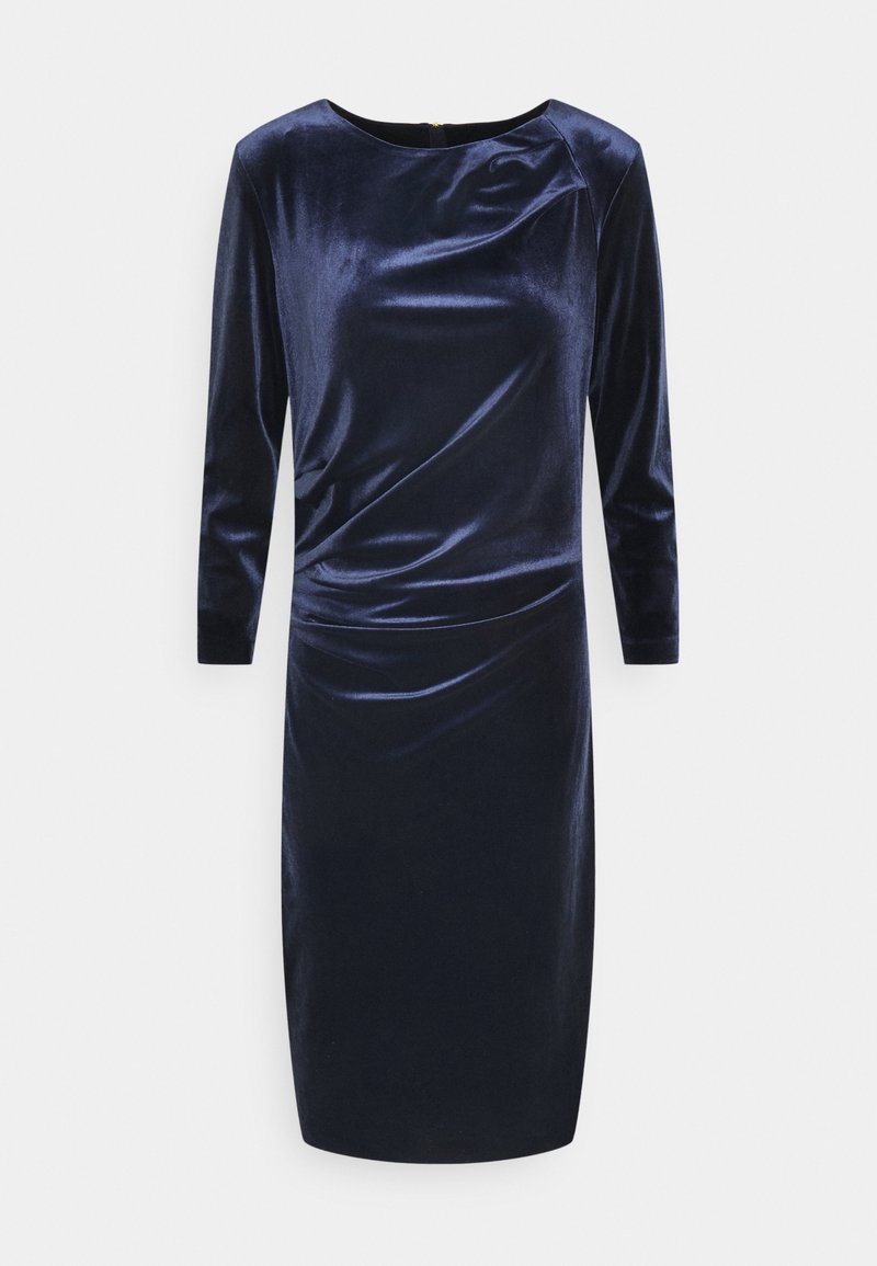 Robe en velours bleu marine longueur genou avec manches longues, col rond et détails subtilement froncés sur le devant.