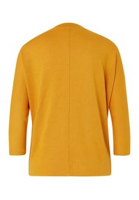 Pull en maille jaune avec un col rond, des manches trois-quarts et un détail de couture droite au dos. Texture douce, poids moyen.